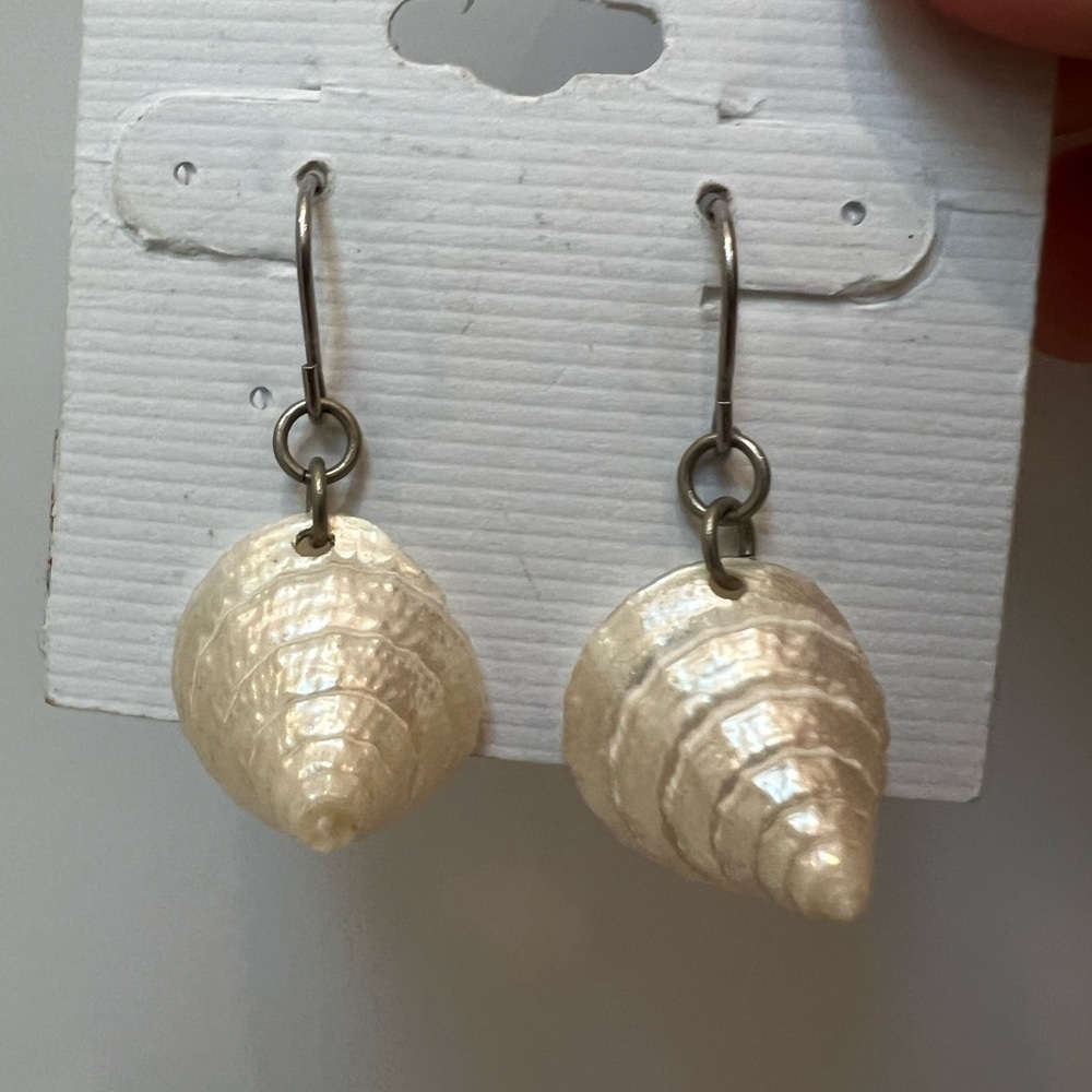 Hawaiian pearl Shell Earrings